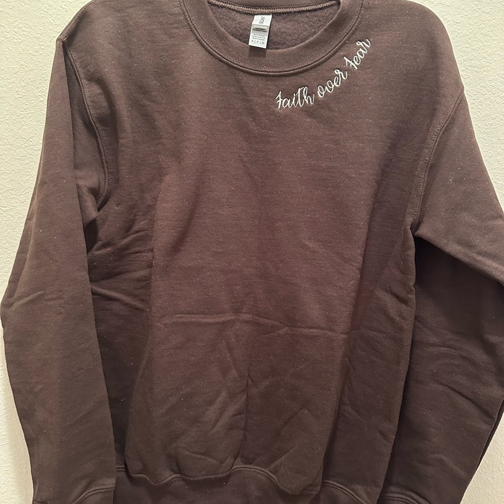 BRAND NEW SAMPLE GILDAN FAITH OVER FEAR COLLAR EMBROIDERED SWEATSHIRT SIZE SMALL - Picture 2 of 4